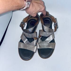 Sofft Women's Metallic Leather Gladiator Strappy Heel Back Flat Sandals Size 8M